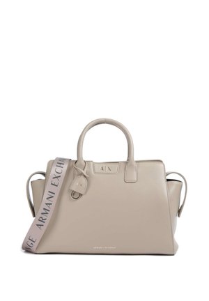 Borsa beige Armani Exchange con due manici, una tracolla removibile con scritta del marchio e una piccola targhetta in pelle attaccata vicino alla parte superiore.