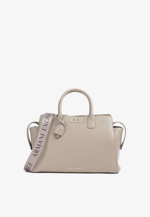 Borsa beige Armani Exchange con due manici, una tracolla removibile con scritta del marchio e una piccola targhetta in pelle attaccata vicino alla parte superiore.