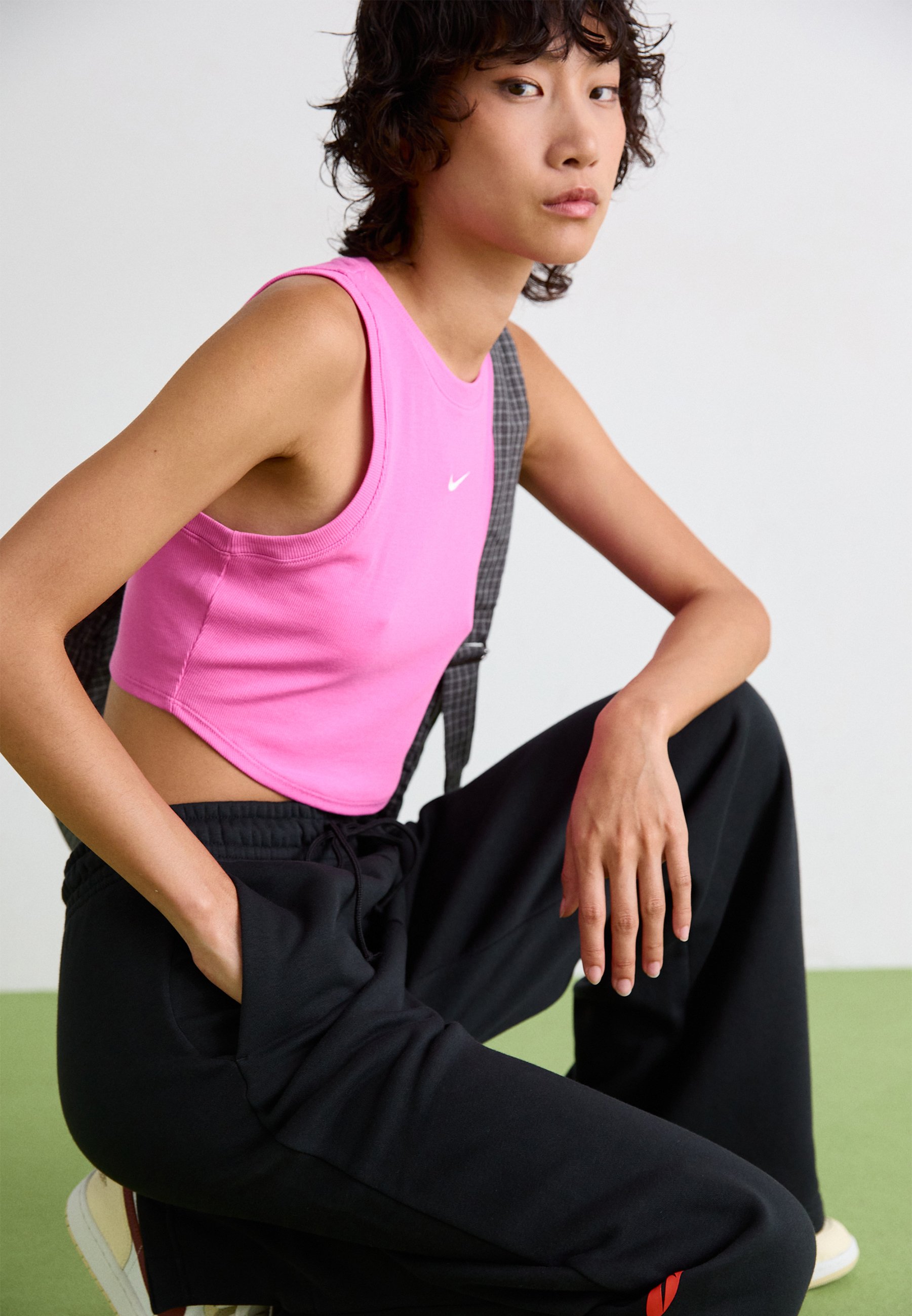 black and pink nike jogging suit