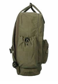 Sac à dos vert olive avec des bretelles réglables, poche zippée à l'avant, poche latérale et compartiment à cordon sur fond blanc.