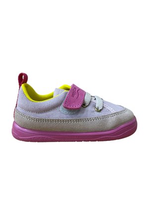 Zapatilla con parte superior de lona gris, acentos de ante rosa, forro amarillo y suela de goma morada. Cuenta con una correa de gancho y bucle y costuras decorativas.