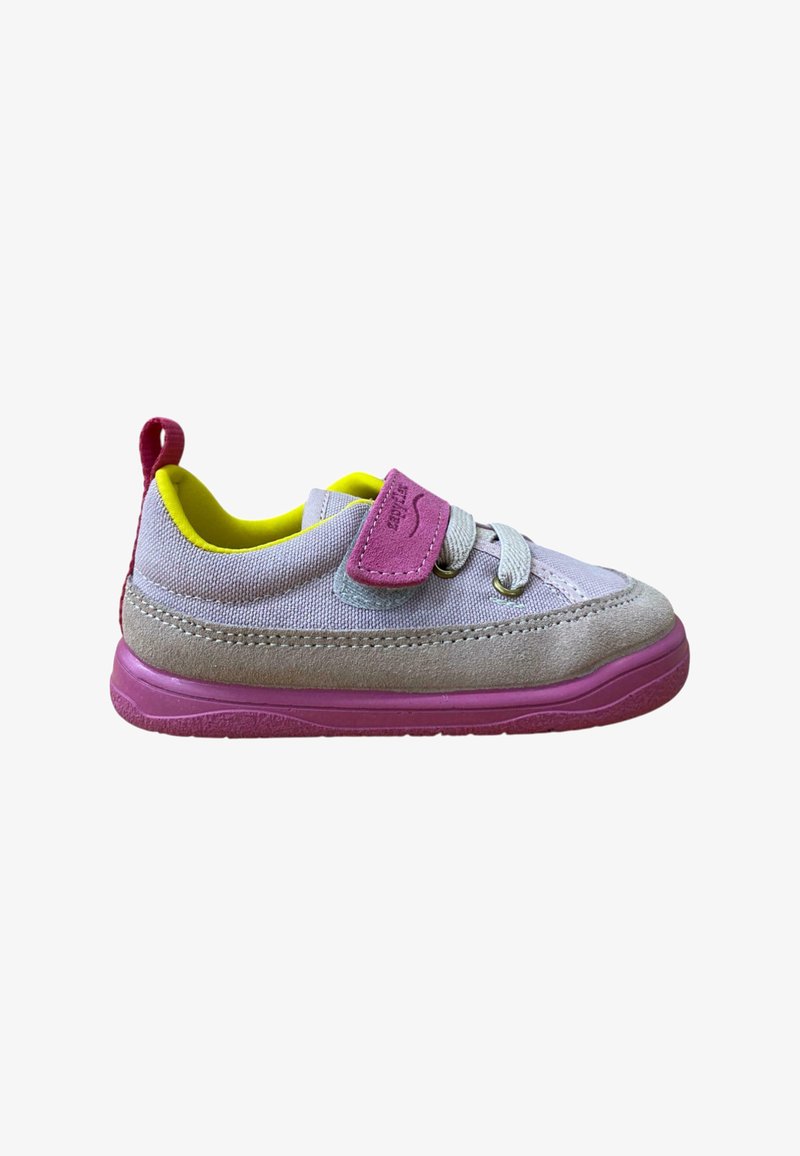 Zapato de lona gris claro con detalles en rosa, una correa de velcro y forro amarillo. Presenta una puntera redondeada y suela de goma texturizada.
