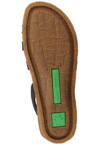 Black sandal sole with textured brown rubber. Features a green label stating "Recycl-us" with a frog icon, indicating sustainability and comfort.