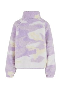 Fialový a krémový plyšový pulóver s vysokým golierom, raglánovými rukávmi a textúrovaným vzorom pripomínajúcim oblak.