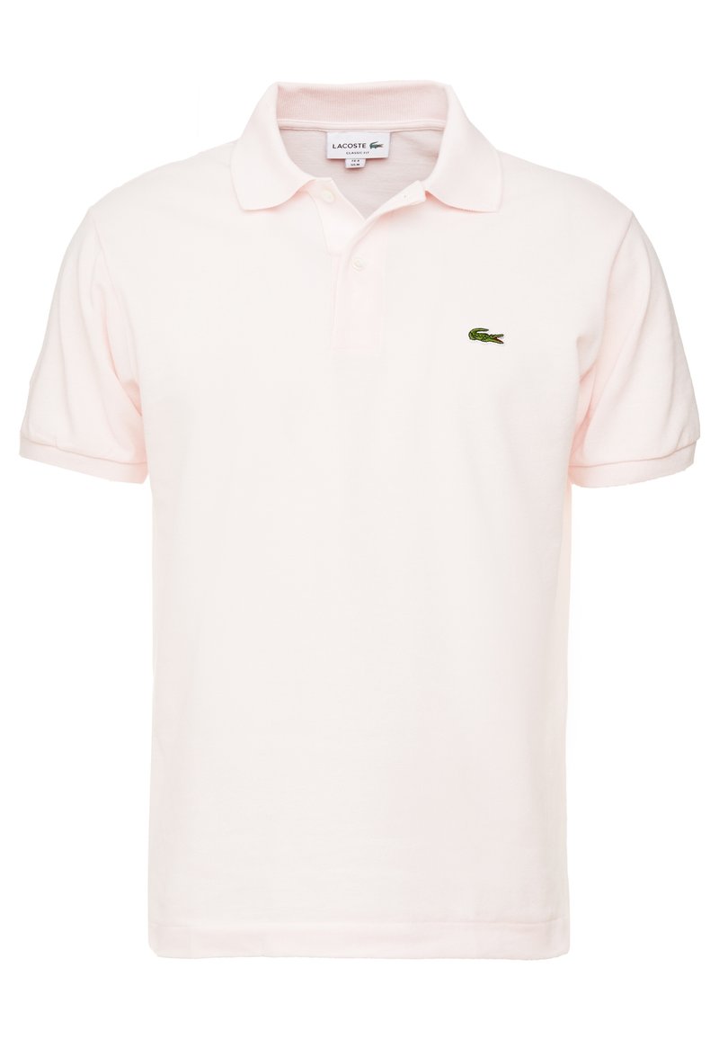 Světle růžové polo tričko vyrobené z bavlny, s klasickým límečkem, krátkým rukávem a malým zeleným vyšitým logem krokodýla na hrudi.