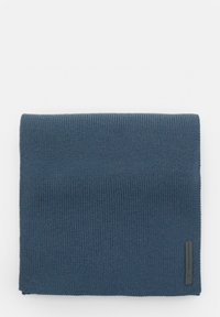 Gebreide blauwe nekwarmer met ribbeltextuur, in een rechthoekige vorm en met een klein zwart labelaccent aan één kant.