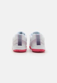 Hvite joggesko med rosa såle, mesh-overdel og lilla detaljer på hælen. Har en myk fôr og teksturert hælstøtte.