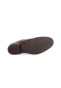 Chaussure en cuir marron avec une semelle en caoutchouc marron texturée présentant un motif strié et le nom de la marque embossé sur le côté.