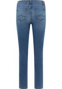 Jean en denim bleu, taille mi-haute, avec une texture lisse, coupe droite, deux poches arrière ornées de coutures décoratives, et une ceinture de marque.