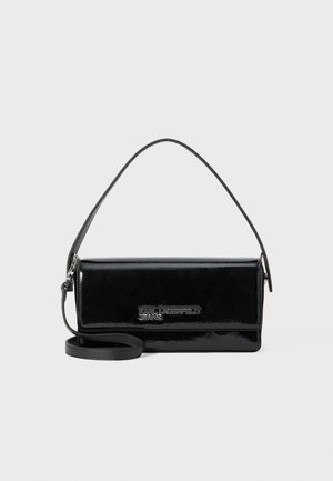 Borsa in pelle verniciata nera con un design strutturato, dotata di un manico corto e di una tracolla rimovibile, decorata con un logo argentato.
