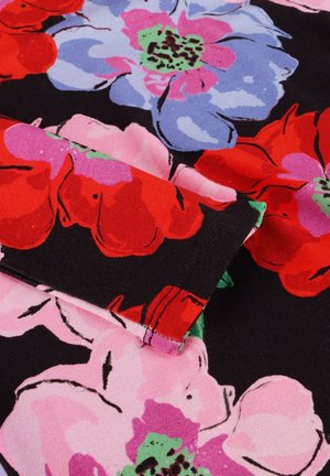 Close-up van stof met een groot bloemenpatroon in rood, roze, paars en groen op een zwarte achtergrond, met zichtbare stikdetails.