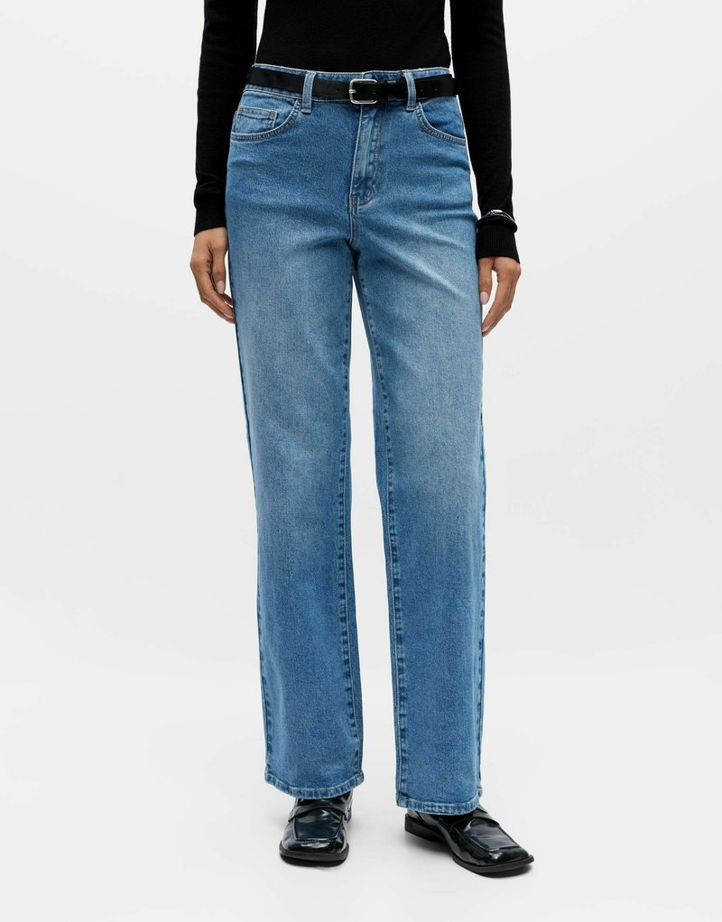 Jeans azul claro de corte recto hechos de mezclilla, con un cinturón negro, bolsillos delanteros y un diseño clásico de cinco bolsillos.