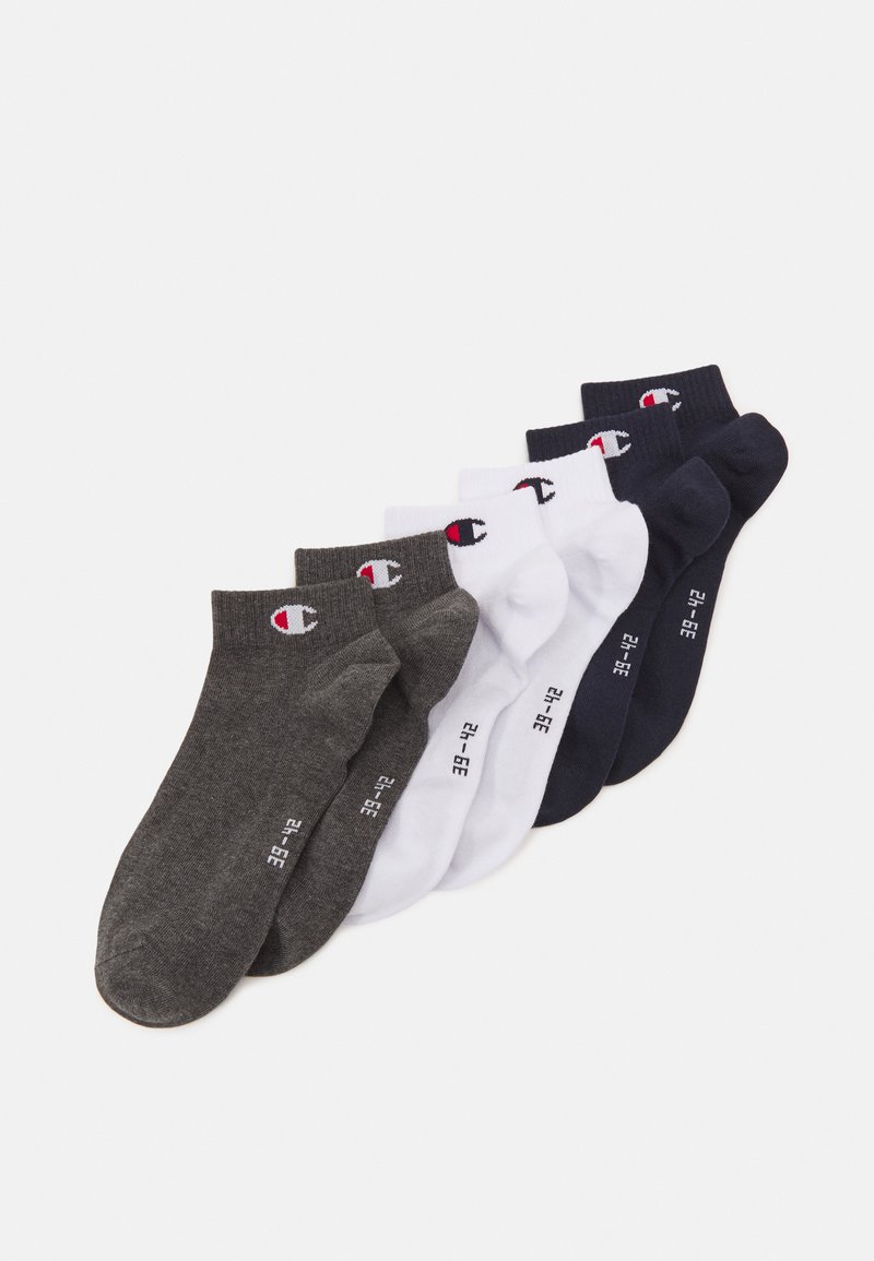 Seis pares de calcetines cortos en gris oscuro, blanco y azul marino, hechos de una mezcla de algodón, con puños acanalados y un logo en el lateral.