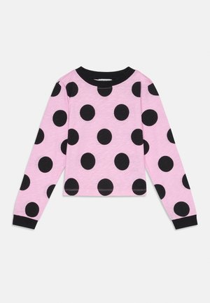 Camicia a maniche lunghe rosa con grandi pois neri, colletto e polsini a costine neri, esposta su uno sfondo bianco.