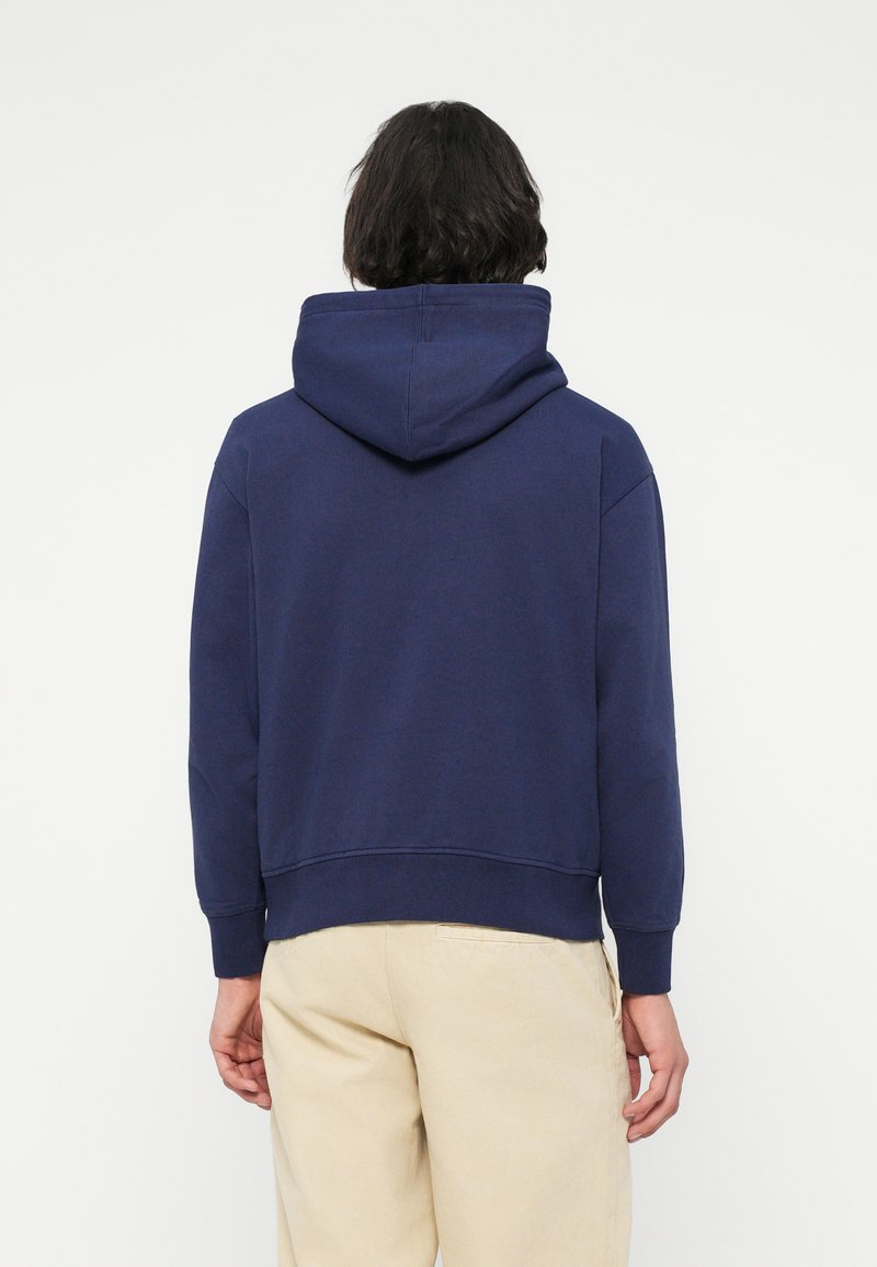Donkerblauwe hooded sweatshirt met een relaxte pasvorm, geribde manchetten en zoom; heeft een eenvoudig ontwerp en een zachte stoftextuur.