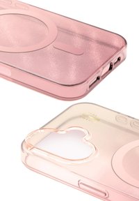 Due cover trasparenti rosa per smartphone con glitter, una delle quali mostra un design circolare MagSafe e il ritaglio per la fotocamera, su sfondo bianco.