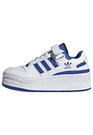 Biała i niebieska niska sneaker z platformą Adidas z grubą podeszwą, trzema niebieskimi paskami, sznurowaniem z przodu i paskiem na rzep nad sznurowadłami.