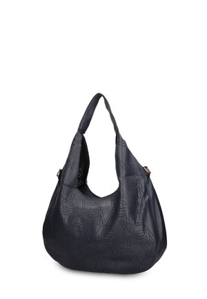 Zwarte leren schoudertas met brede band, afgeronde bovenkant en subtiel geperforeerd logopatroon op een getextureerd oppervlak.