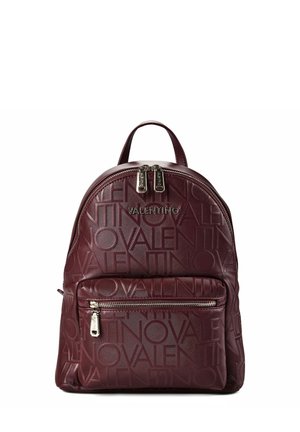 Pequeña mochila de cuero rojo oscuro con patrón del logotipo de Valentino en relieve y cremalleras plateadas, bolsillo delantero y asa superior.