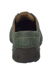 Zelená kožená bota se zaoblenou zadní částí, hnědými akcenty, prošívanými detaily a texturovanou černou gumovou podrážkou. Podšívka s hladkým povrchem.