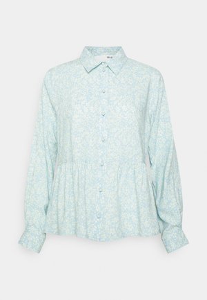 Lichtblauwe blouse met lange mouwen en wit bloemenpatroon, knoopsluiting aan de voorkant, boordkraag en taille met plooidetail.