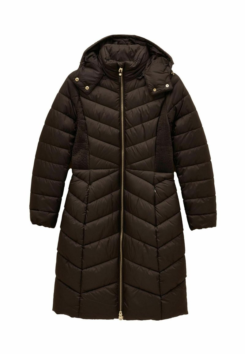 Dlhý čierny pufový kabát s kapucňou, so zipsovým uzáverom a dizajnom v tvare chevron. Textúrované bočné panely pridávajú detail k celkovej štruktúre.