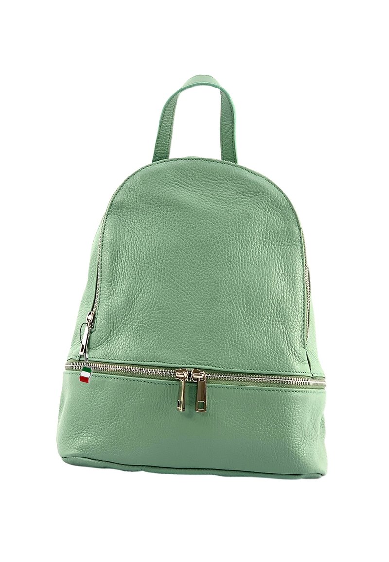 Un sac à dos en cuir vert, de forme arrondie, avec des fermetures éclair dorées et une poche avant. Accentué d'un petit détail de drapeau italien.