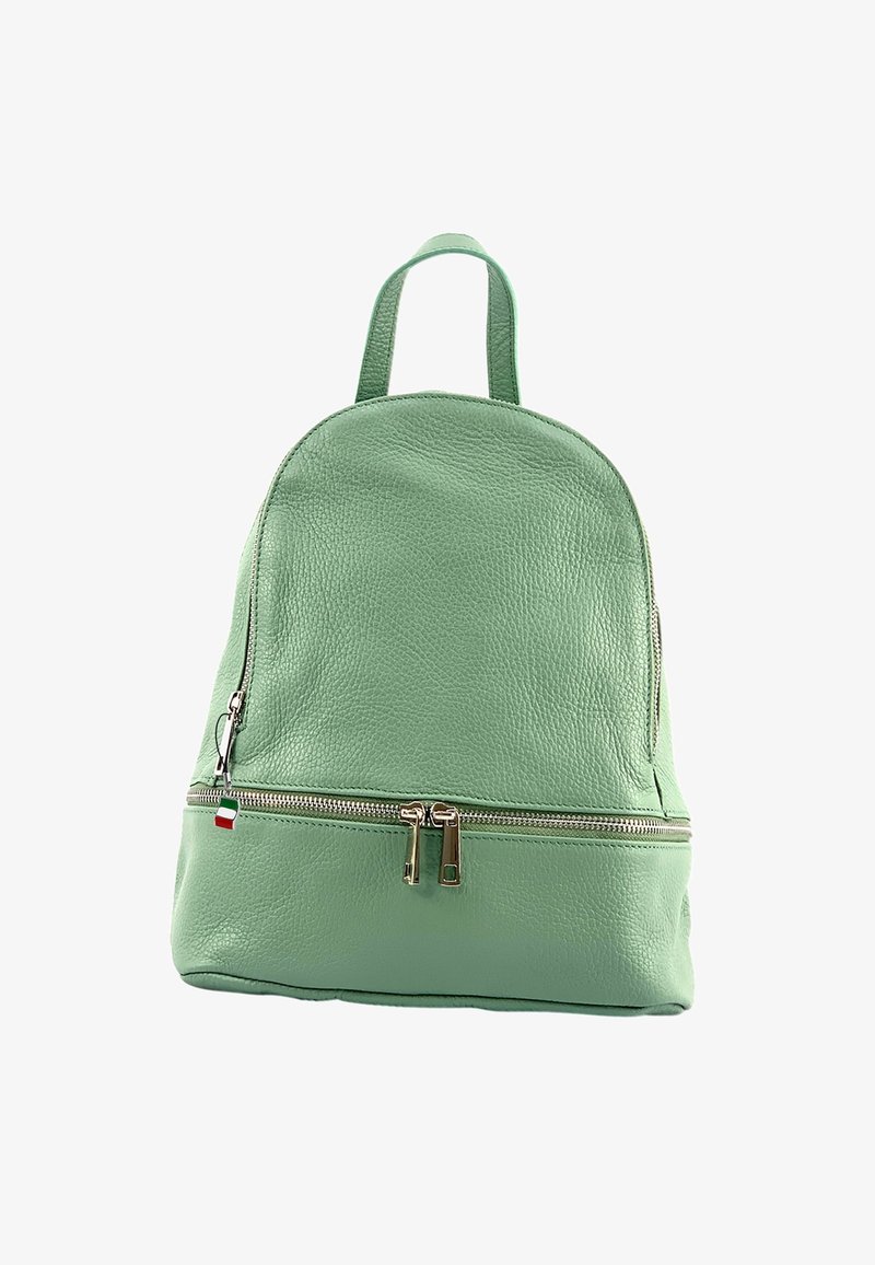 Un sac à dos en cuir vert, de forme arrondie, avec des fermetures éclair dorées et une poche avant. Accentué d'un petit détail de drapeau italien.