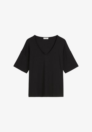 T-shirt noir à col en V fabriqué en tissu doux, doté de manches courtes, d'une coupe ample et d'un design minimaliste sans motifs ni accents.