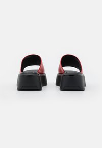 Vagabond COURTNEY - Mules de salto - red