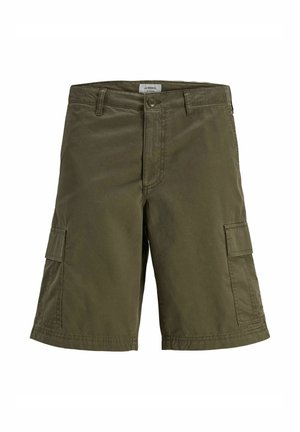 Pantalones cortos cargo de color verde oliva con botón delantero, trabillas para el cinturón y dos bolsillos laterales con solapa.