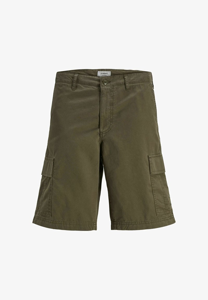 Short cargo vert olive avec bouton avant, passants de ceinture et deux poches latérales à rabat.