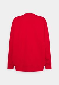 Röd sweatshirt med långa ärmar, rundad halsringning och avslappnad passform. Slät textur, inga synliga logotyper eller mönster.