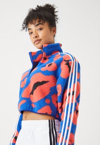 adidas Sportswear ESSENTIALS 3 STRIPES ANIMAL PRINT CROPPED QUARTER ZIP  - Fleecetröja - semi lucid blue/multicolor