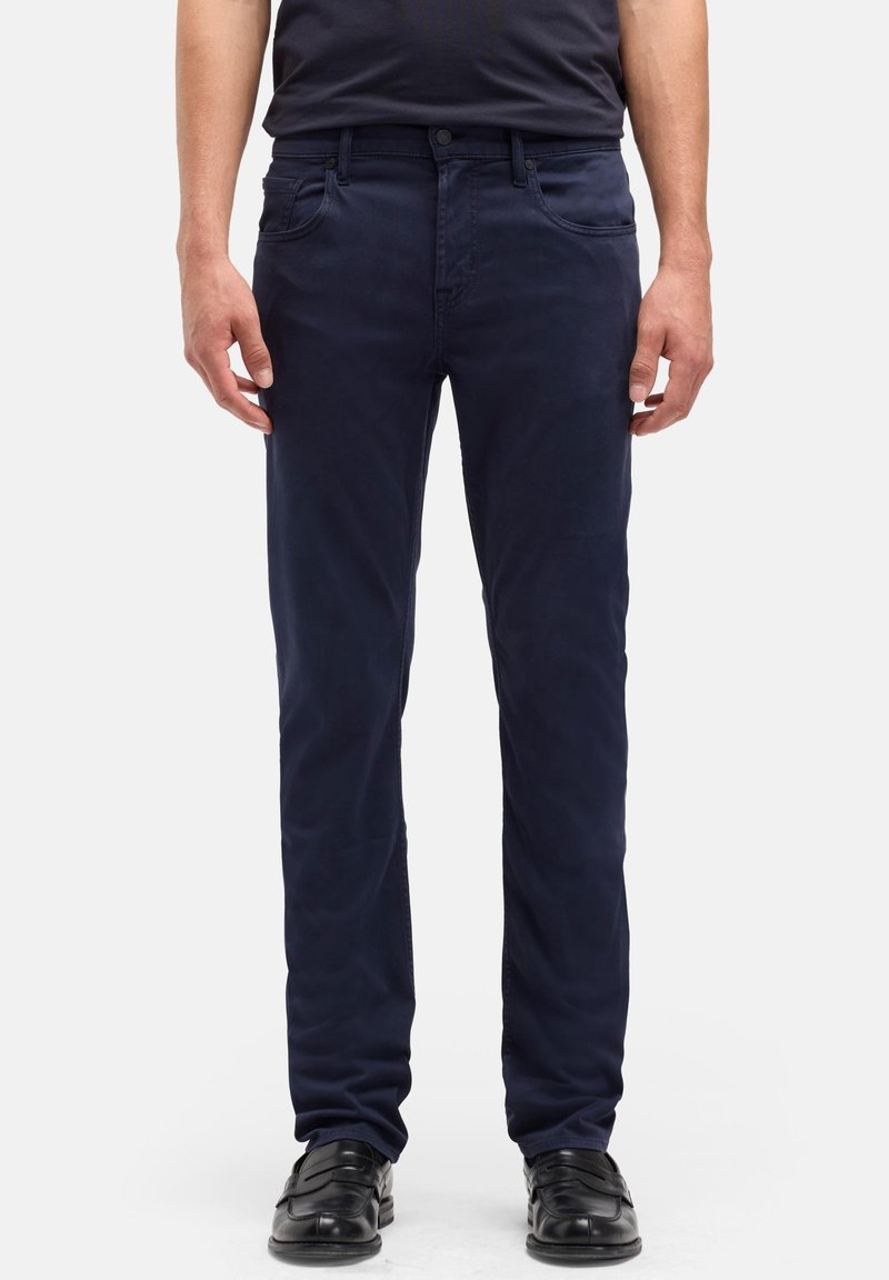 Pantaloni blu navy a taglio slim, con tasche frontali e tessuto liscio in misto cotone. Comprendono una chiusura con zip e bottone.