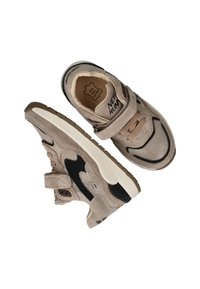 Beige sneakers van suède en mesh materiaal, zwarte accenten, gestructureerde buitenzool en klittenbandsluiting. Ronde neus en geperforeerde details.