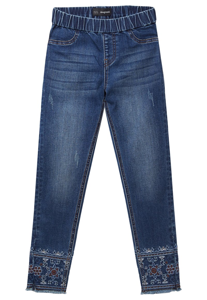 Jean en denim bleu avec ceinture élastique, légère usure sur les cuisses et broderie florale sur le bas des jambes avec bords effilochés.