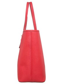 Rode leren handtas met een gestructureerde vorm, voorzien van twee lange hengsels, een textuur oppervlak en minimale hardware accenten.