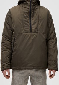 Olivengrøn isoleret jakke med halv-zipper foran, hætte og sidelommer med lynlås; glat stof med en let blank finish.