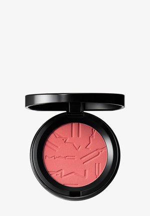 Kompaktes schwarzes Etui mit offenem Deckel, das gepresstes korallenrosa Puderrouge mit "MAC"-Prägung zeigt.