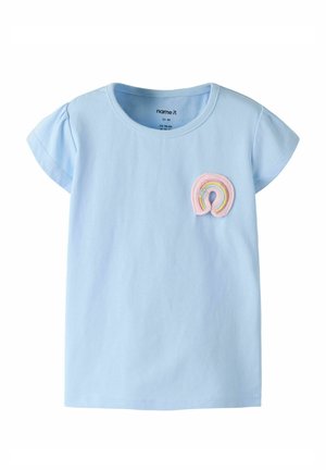 Chemise pour tout-petit à manches courtes bleu clair avec col rond et écusson arc-en-ciel rose sur la poitrine gauche.