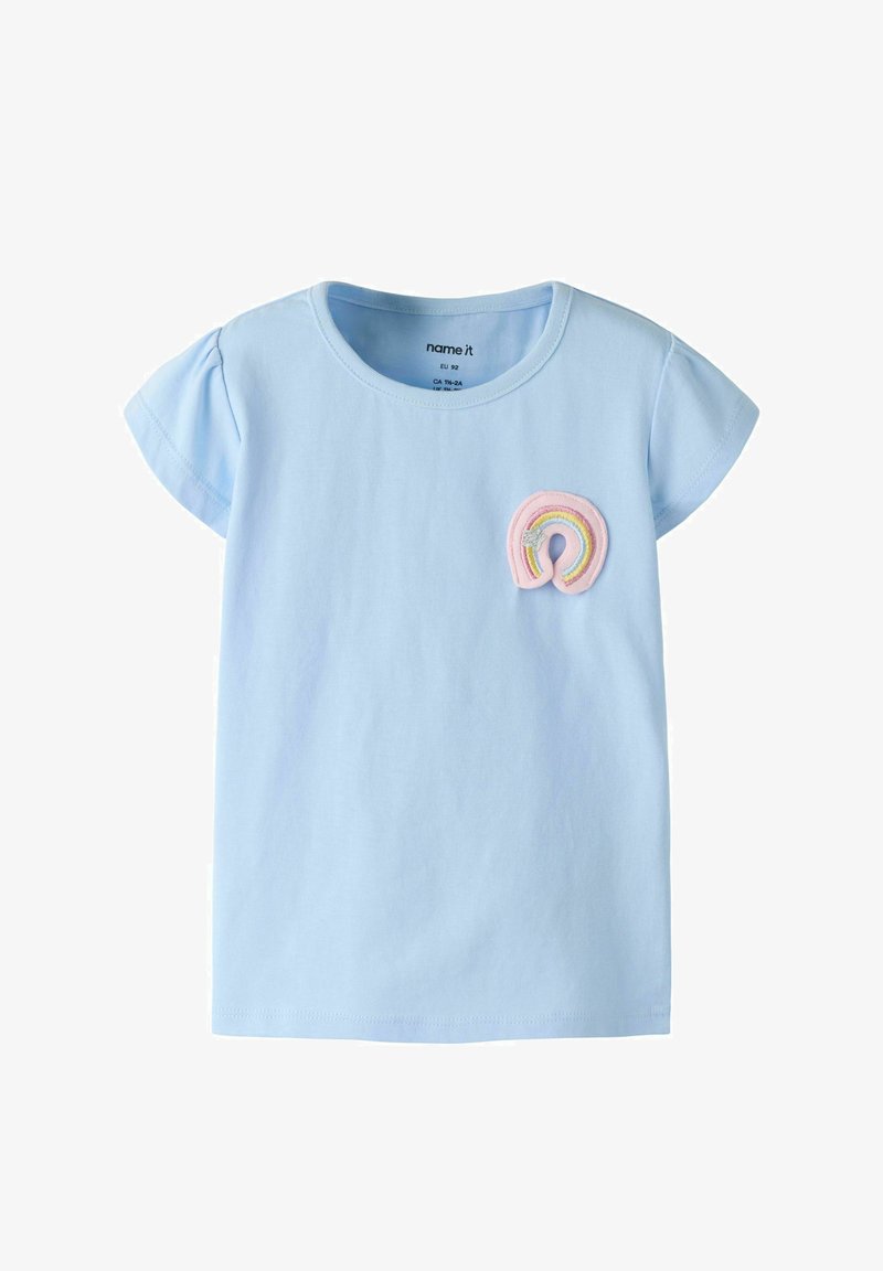 Τόφ Μπλου κοντομάνικο παιδικό μπλουζάκι με στρογγυλή λαιμόκοψη και ροζ μπαλώματα ουράνιου τόξου στο αριστερό στήθος.