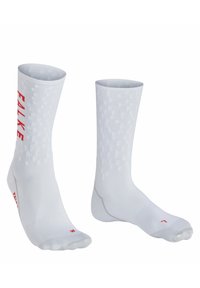 Weiße Sportsocken mit strukturiertem Muster, roter Markenkennzeichnung und verstärkten Zehen- und Fersenbereichen, im Design mit mittlerer Wadenlänge.
