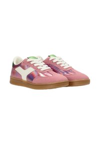 Zapatillas rosas con un panel iridiscente suave, acentos en blanco, suela de goma y detalle del talón en verde. Presentan cordones blancos y un diseño de corte bajo.