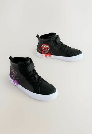 Mustad kõrgemata tüüpi spordijalatsid sünteetilisest nahast, millel on valged tallad ja värviline laiguline mustriga roosades ja punastes toonides. Kinnduvad takjapaela ja paeltega ees.