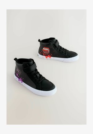 Fekete, szintetikus bőrből készült magas szárú sportcipők fehér talppal és rózsaszín és piros színű fröcskölt mintával. Tépeszalagos pánt és fűzős elülső rész.