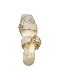 Witte textuur sandalen met kruisbanden en een ronde gouden gesp accent. Bevat een goudpatroon inlegzool en een platte zool.