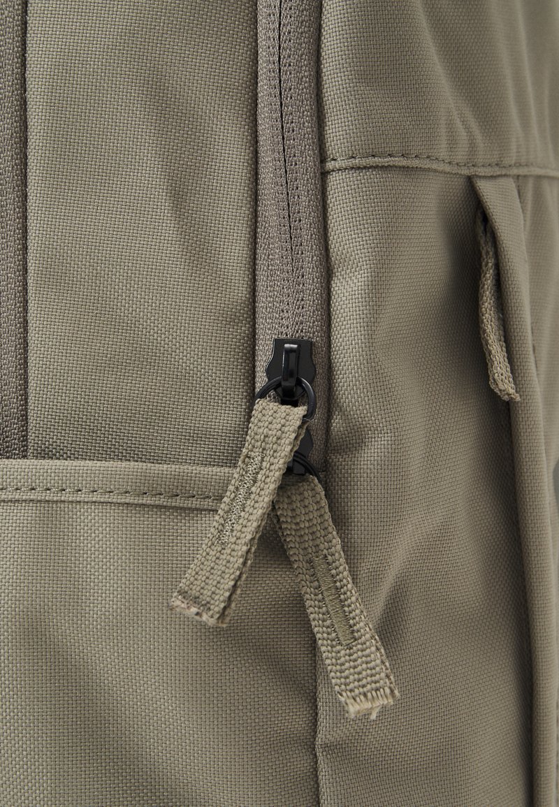 Herren Umhängetaschen | Nike Sportswear UNISEX Tagesrucksack matte olive/black/cargo khaki/oliv - SE05782 Herren Umhängetaschen | Nike Sportswear UNISEX Tagesrucksack matte olive/black/cargo khaki/oliv - SE05782
