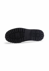 Semelle de chaussure en caoutchouc noir avec des motifs profonds et des nervures pour une meilleure adhérence. Elle comporte une section centrale lisse et des rainures inclinées.