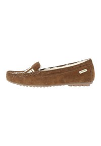 Mocassini in suede marrone con design piatto, caratterizzati da un accento intrecciato nella parte anteriore e una fodera di colore chiaro, adatti per un abbigliamento casual.